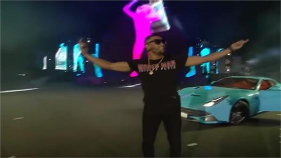 محمد رمضان يلقي الدولارات على جمهوره بالرياض