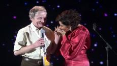 شيرين تُقبل يد معجب بحفل الرياض وتمازحه “يا رب حسام ما يموتكش”