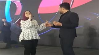 تفاصيل مشاركة فتاة حفل حماقي الغناء معه