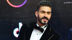 كعادته.. خالد سليم يتألق على السجادة الحمراء بمهرجان القاهرة السينمائى