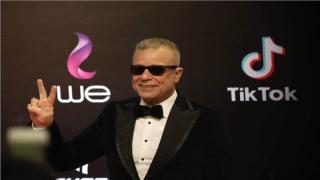 شريف منير بنظارة سوداء في افتتاح مهرجان القاهرة السينمائي