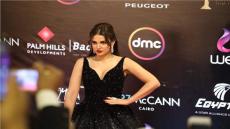 كعادتها.. درة تخطف الأنظار في مهرجان القاهرة السينمائي