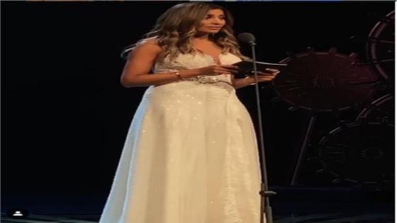 دينا الشربيني بفستان أبيض ساحر في افتتاح مهرجان القاهرة السينمائي