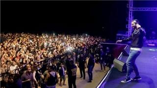 حمادة هلال يشعل أجواء حفله بـ بورسعيد.. ويحتفل بالمنتخب الأوليمبي