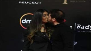 حسام الجندي يقبل زوجته التونسية على الريد كاربت