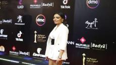 سارة الطباخ تتالق بالأبيض بعرض فيلم «الفنار» بمهرجان القاهرة