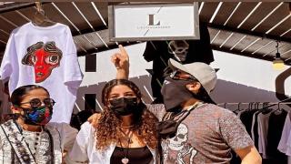 أحمد حلمي ومنى زكي مع ابنتهم في افتتاح مشروعها